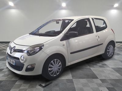 la photo d'une petite voiture blanche garée dans un garage