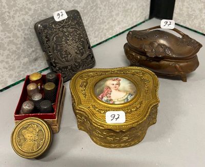une boîte dorée sur laquelle figure l'image d'une femme