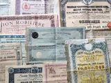de nombreux types de vieux papiers posés sur une table