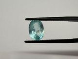 une image montrant, en gros plan, une personne tenant une pince sur laquelle est fixé un diamant bleu