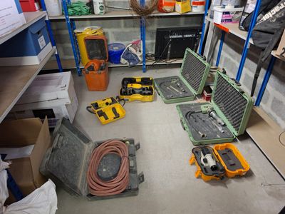 une pièce où il y a beaucoup d'outils par terre