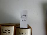 une pancarte posée au sommet d'une pile de livres sur une étagère