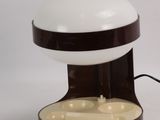 une lampe posée sur une table et munie d'un cordon