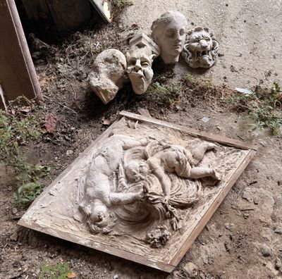 une photo représentant une sculpture d'un homme et d'un chat allongés par terre