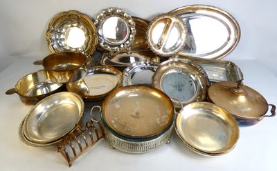 de nombreuses assiettes et casseroles en argent posées sur une table