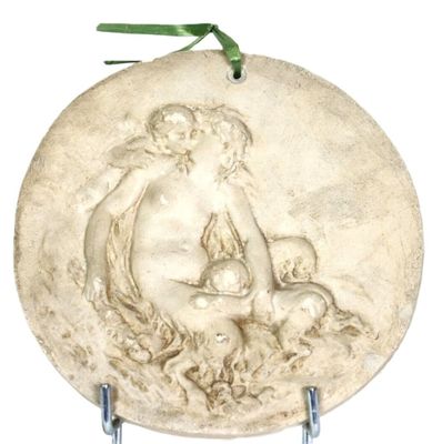 une image représentant une plaque sur laquelle figurent une femme et un enfant