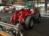 un tracteur garé à l'intérieur d'un bâtiment