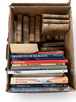 une boîte remplie de livres sur fond blanc