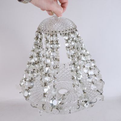 quelqu'un tient un sac à main orné de perles et muni d'une chaîne