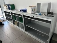 un grand bureau arc en stratifié gris à trois tiroirs (photo 2)
