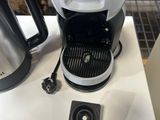 une cafetière et une tasse à café posées sur une table