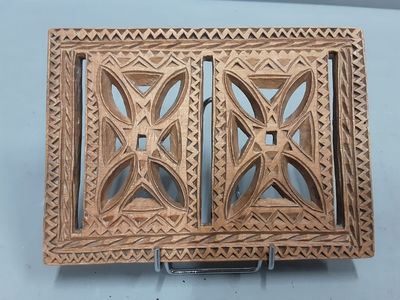 une image représentant une boîte en bois ornée d'un motif