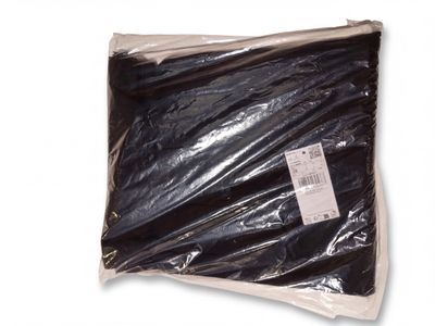 un sac en plastique noir posé sur une surface blanche