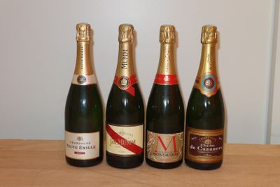 trois bouteilles de vin sont alignées sur une table