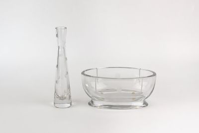 un vase en verre et un bol en verre posés l'un à côté de l'autre