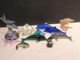 tout un tas de figurines en verre posées sur une table