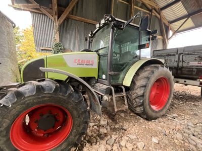 un tracteur qui est à l'arrêt dans la boue