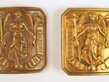deux plaques métalliques dorées représentant la Vierge à l'Enfant Jésus sur fond blanc