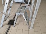 une échelle posée par terre devant une machine
