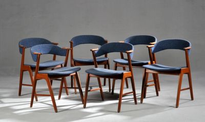 six chaises alignées sur le sol