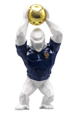 statue d'un homme tenant un ballon de football au-dessus de sa tête