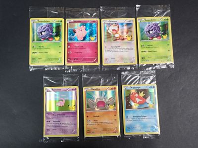 six cartes Pokémon dans des sachets en plastique posées sur une table