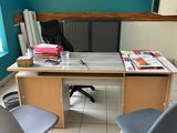 deux chaises et un bureau dans une pièce aux murs bleus