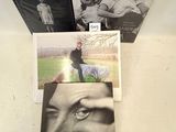 deux photographies en noir et blanc représentant un homme, une femme et un enfant