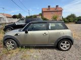 une petite voiture garée sur le bord de la route