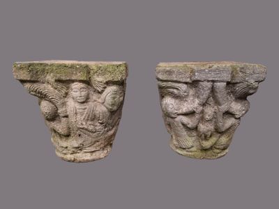 paire de corbeilles en pierre sculptée ornées de figures sur les côtés