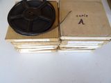 une pile de cartons surmontée d'une bobine