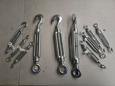 un grand nombre d'outils posés sur la table