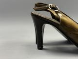 une image montrant un gros plan d'une paire de chaussures posée sur une surface grise