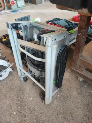 un chariot métallique chargé d'outils dans un garage