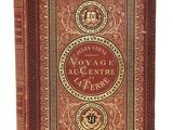 un vieux livre à la couverture rouge et aux bordures dorées