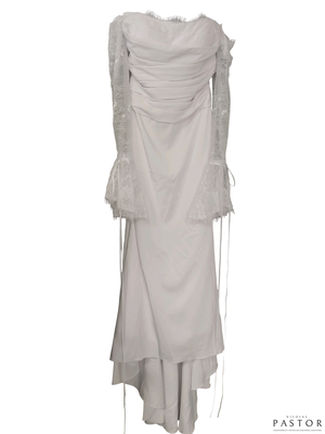 une robe blanche posée sur un mannequin, devant un fond blanc