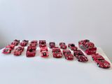 beaucoup de petites voitures rouges sur une table blanche