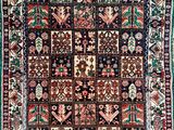 un tapis persan ancien à motifs multicolores