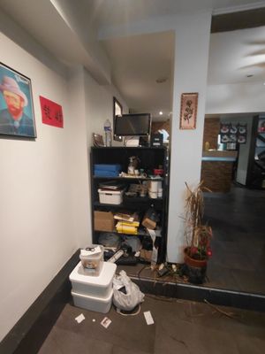 une photo d'une salle de bains avec des toilettes et une poubelle