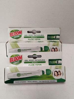 trois tubes de dentifrice posés les uns sur les autres sur une table