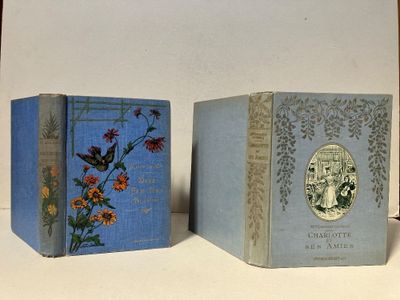 deux livres posés l'un à côté de l'autre sur une table