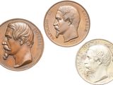 trois types de pièces différents sont présentés sur une surface blanche