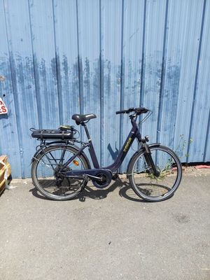 un vélo garé près d'un mur bleu
