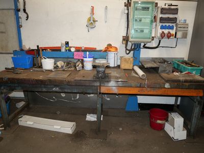 une image d'un établi avec des outils dessus