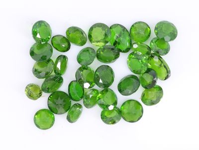pierres précieuses en tourmaline verte, facettées et en forme de larme