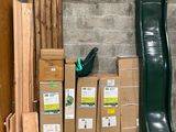 une pile de cartons et un toboggan à côté d'une pile de cartons