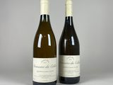 deux bouteilles de vin posées l'une à côté de l'autre sur une table