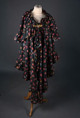 une robe à fleurs noire et rose sur un mannequin