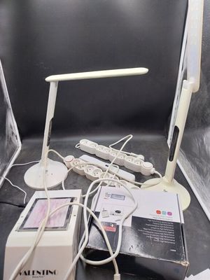 une lampe de bureau posée sur une table