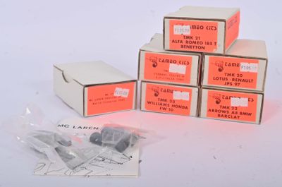 cinq paquets de cigarettes posés les uns à côté des autres sur une table